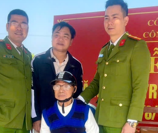 Công an phường An Hải kịp thời giúp đỡ cụ già bị lạc đường trở về nhà an toàn